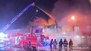 Fort Worth firefighters battle commercial building fire Monday morning