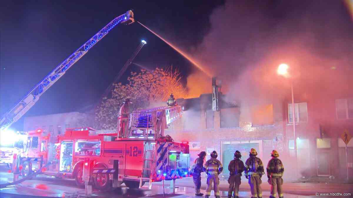 Fort Worth firefighters battle commercial building fire Monday morning