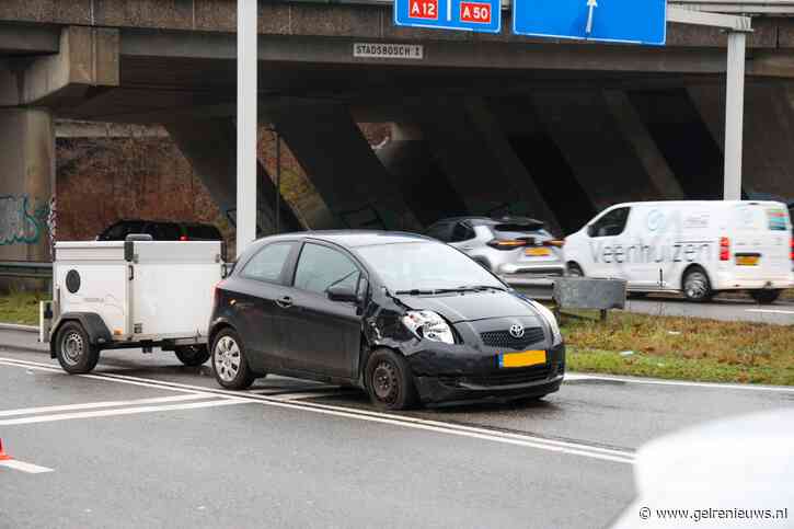 Diensthond ongedeerd bij kop-staart botsing in Arnhem