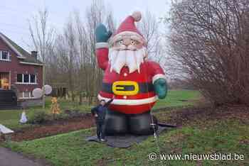 Gigantische Kerstman verrast voorbijgangers in Wilsele: “Hij brengt een glimlach op het gezicht”