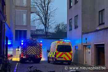 Vrouw sluit zichzelf buiten uit appartement en zit vast op terras: brandweer moet haar evacueren