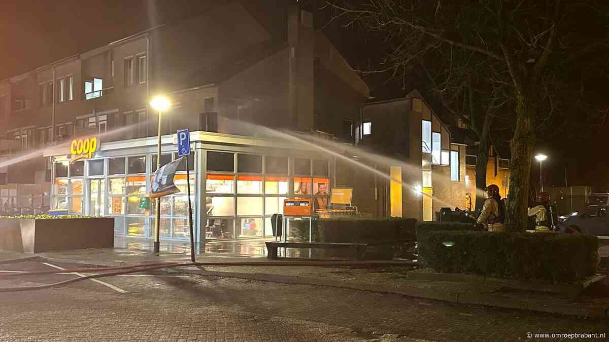 Dak supermarkt in brand, brandweer ontruimt uit vrees voor ontploffing