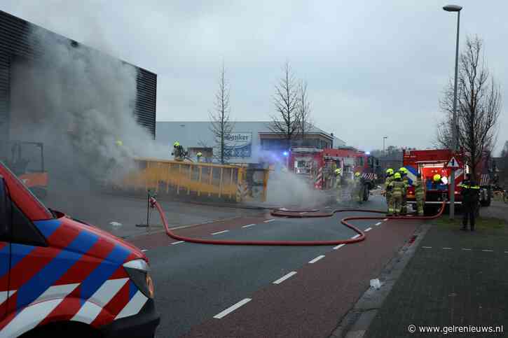 Brand in grote bouwcontainer binnen in bedrijfspand: met heftruck eruit gereden