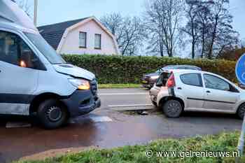 Kleine vrachtwagen botst achterop afslaande auto