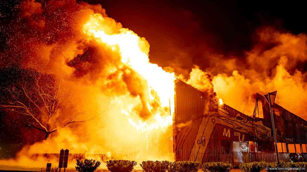 Grote brand in voormalig Schoenenmuseum, vlammen slaan uit het pand