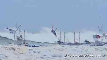 Massive waves pound Peruvian coast