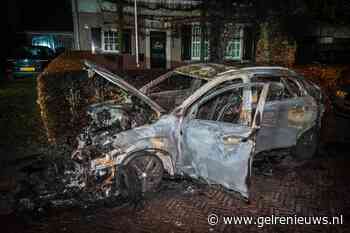 Auto geheel uitgebrand, mogelijk brandstichting