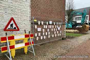 Vredeswensen hangen op hek naast de kerkdeur