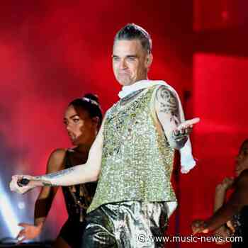 Robbie Williams performs free pop up gig for thousands of fans in Melbourne