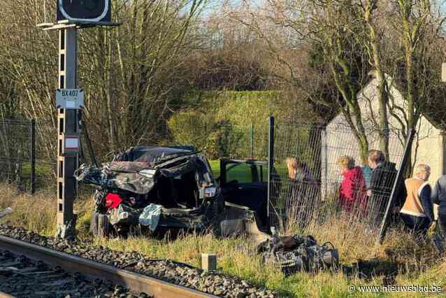 Opnieuw auto gegrepen door trein, bestuurder wellicht verblind door laaghangende zon: vader en dochter van 15 maanden bij wonder slechts lichtgewond