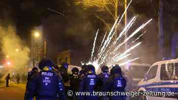 Silvester in Wolfsburg: Polizei-Attacken und brennende Barrikade