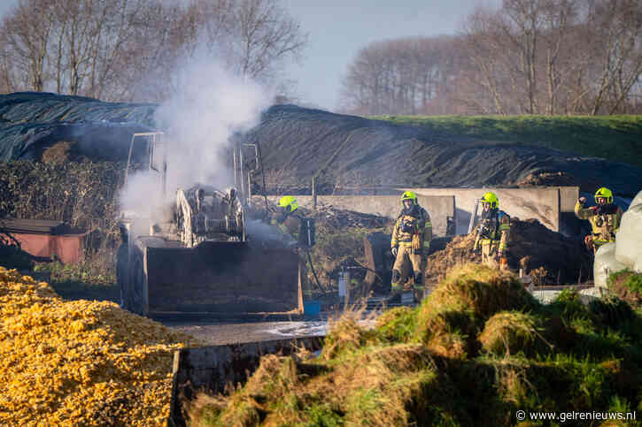 Shovel in brand bij boerenbedrijf: brandweer blust brand