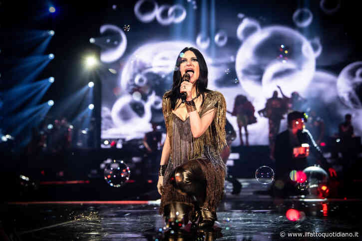 Laura Pausini omaggia Raffaella Carrà durante lo show di Capodanno e chiude due anni del suo tour mondiale: “Nulla di tutto questo è scontato” – IL VIDEO