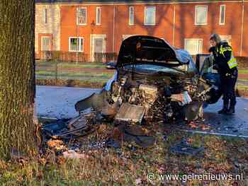 Auto botst tegen boom, bestuurder gewond