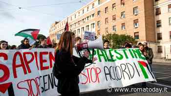 Il presidio pro Palestina alla stazione metro San Paolo