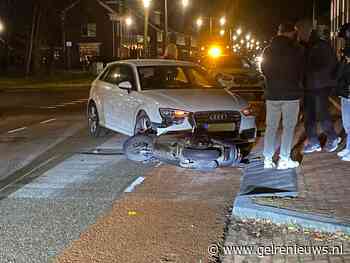 Scooterrijder klapt tegen afslaande auto