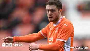 Carlisle sign Blackpool's Embleton