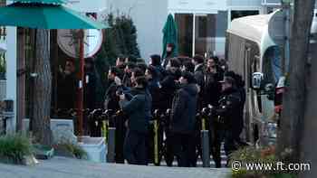 Stand-off in South Korea as investigators try to arrest impeached president