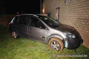 Auto botst tegen huis in Wellen