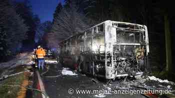 Linienbus in Flammen: Fahrzeug brennt komplett aus – Polizei hat Verdacht