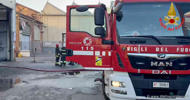 Milano, incendio in un capannone di 2mila metri quadrati in viale Sarca: nell’edificio bombole di gpl e solventi