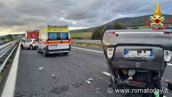 Incidente sulla A12: due auto si ribaltano dopo lo scontro