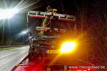 Auto slaat op de vlucht voor politiecontrole maar crasht op afrit: “Snelheden tot 220 kilometer per uur gehaald”