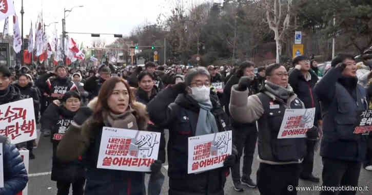 Centinaia di manifestanti marciano verso la residenza del presidente sudcoreano Yoon: la protesta dopo il mancato arresto