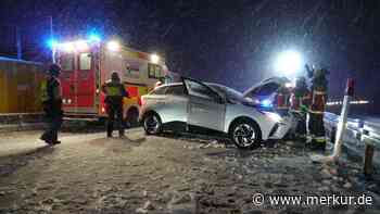 Mit Sommerreifen auf schneeglatter Straße: Schwerer Unfall fordert mehrere Verletzte