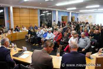 Deel van toeschouwers moest op grote schermen volgen: raadzaal te klein voor historische gemeenteraad