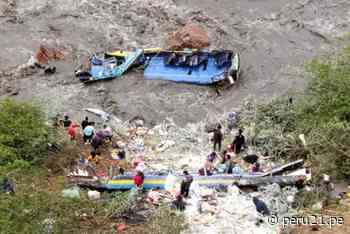 Bus se despista y cae partido en dos al río Pacosbamba: al menos 6 muertos tras accidente