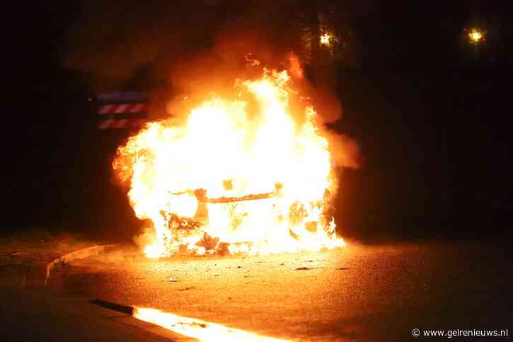 Elektrische Audi volledig uitgebrand, politie onderzoekt oorzaak