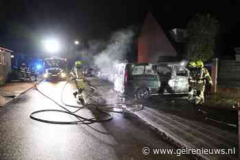 Bestelbus uitgebrand, mogelijk brandstichting