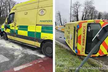 Ziekenwagen belandt op zijn flank aan oprit Brusselse Ring