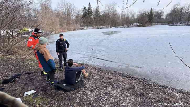 Drama am Ausee: Mädchen bricht ins Eis ein – Familienvater wird zum Lebensretter