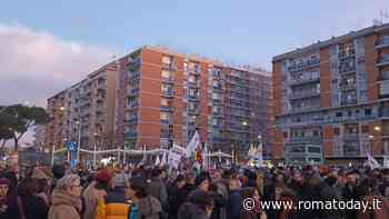 Roma in piazza contro l'omofobia, in migliaia a supporto della coppia aggredita al Pigneto