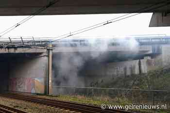 Afval in brand gestoken onder viaduct van A15