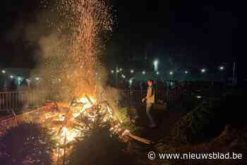 Kerstbomen in de fik om op kamp te gaan