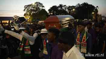 Dansen rond de kist, Surinamers bewijzen laatste eer aan Bouterse