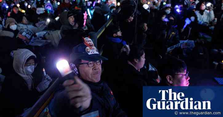 Thousands of rival protesters rally in Seoul after Yoon Suk Yeol avoids arrest – video