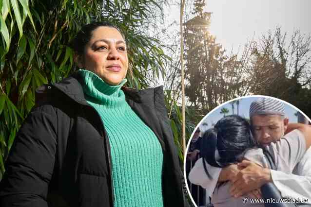 Khadija (45) werd als baby ontvoerd en verkocht door haar oom, maar vond ouders terug: “Gelukkig moeten mijn adoptieouders dit niet meer meemaken”