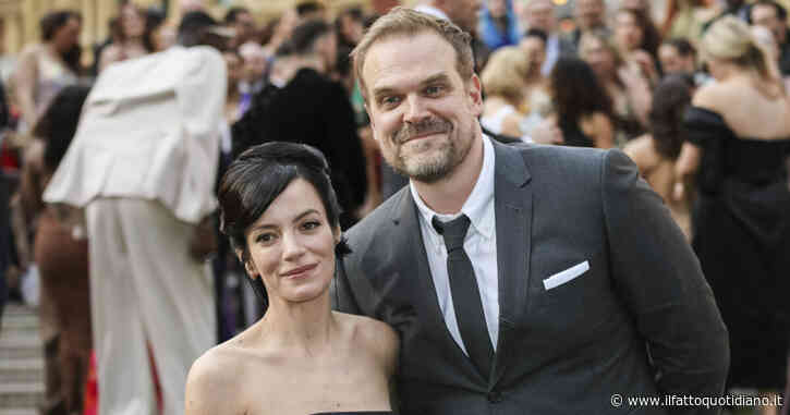 Lily Allen ha scoperto che il marito David Harbour la tradiva cercando altre donne su un’app di incontri: “Lui poi l’ha lasciata e per lei sono stati mesi di agonia”