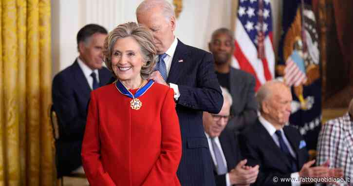 Da Hillary Clinton a Ralph Lauren: le medaglie “anti-Trump” assegnate da Biden. E Musk attacca il premio a Soros