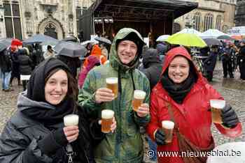 Veel bier maar weinig volk op kletsnatte Brugse nieuwjaarsdrink