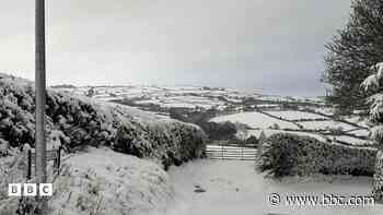 Rhybudd melyn am eira a rhew i ogledd Cymru