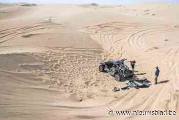 VIDEO. Titelverdediger Carlos Sainz (62) slaat over de kop in derde etappe van Dakar Rally en verliest veel tijd