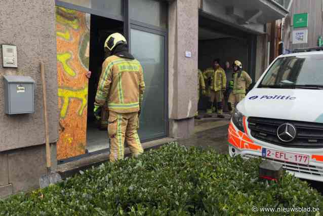 Bestuurder mist garage en rijdt in hal appartementsblok