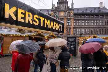 Winter in Antwerpen sluit af met regen, gratis jetons bieden soelaas: “Lichtjes, muziek en gratis drank, wat wil je nog meer?”