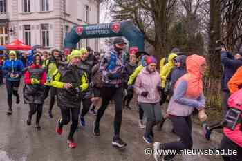 Ekerenaren lopen nieuwe jaar in tijdens Appelbollenloop