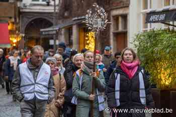 Processie langs Antwerpse kerken leidt jubeljaar in: “de hoop om samen het tij te keren”